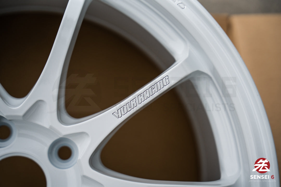 Volk CE28N-Plus / 18x9.5 +38 / 5x114.3 / Dash White (DW)