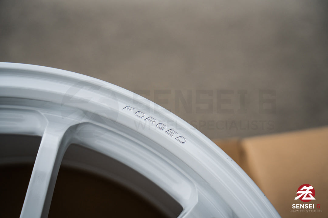 Volk CE28N-Plus / 18x9.5 +38 / 5x114.3 / Dash White (DW)