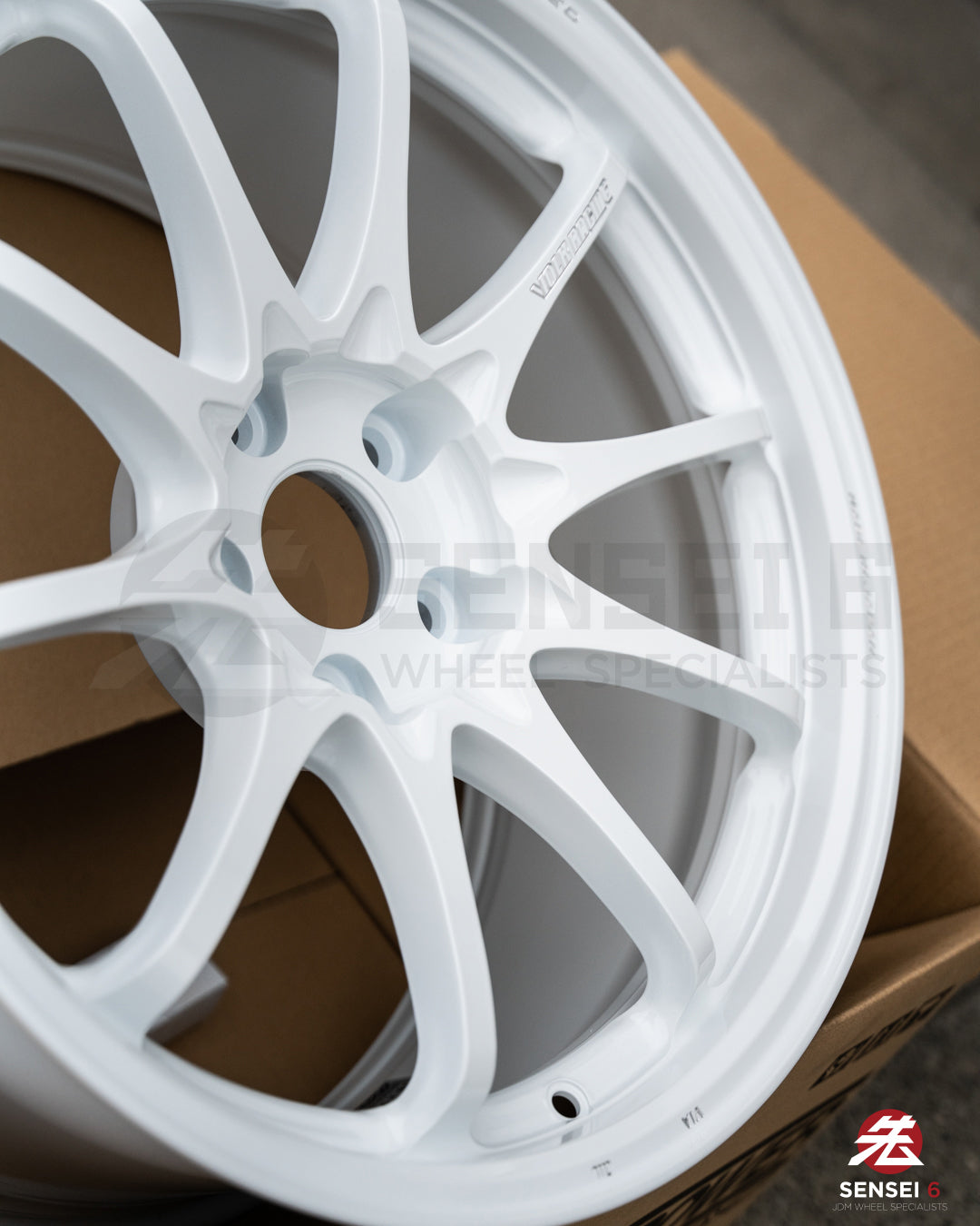Volk CE28N-Plus / 18x9.5 +38 / 5x114.3 / Dash White (DW)