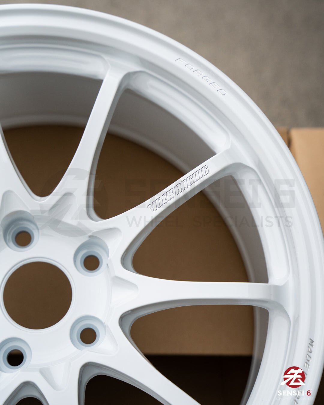 Volk CE28N-Plus / 18x9.5 +38 / 5x114.3 / Dash White (DW)
