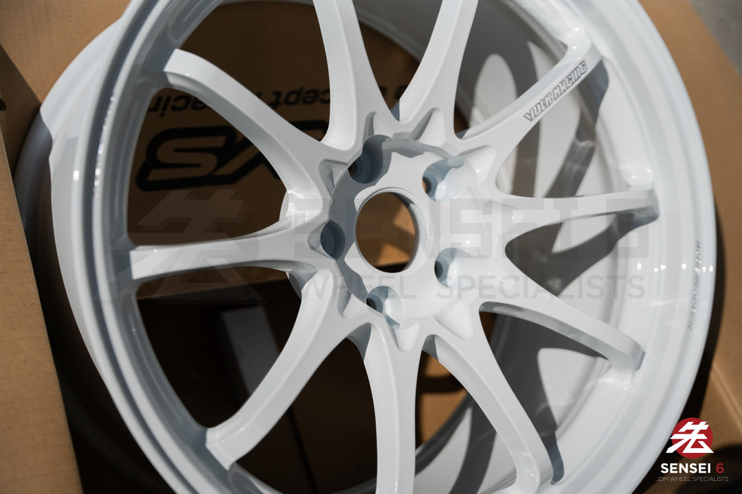 Volk CE28N-Plus / 18x9,5 +22 / 5x114,3 / Blanco Dash (DW)