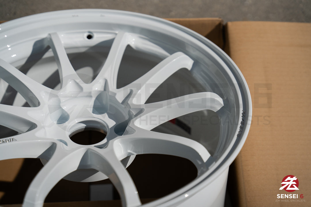 Volk CE28N-Plus / 18x9,5 +22 / 5x114,3 / Blanco Dash (DW)