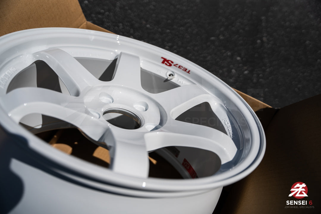 Volk TE37SL / 17x9.5 +45 / 5x114.3 / Dash White (DW)