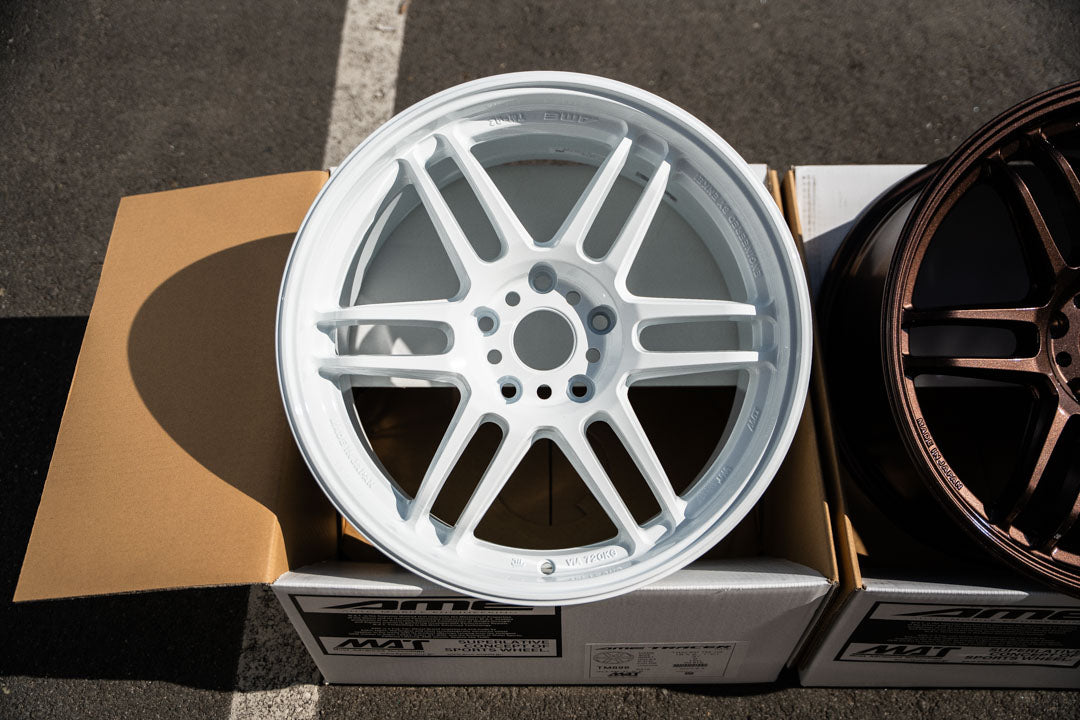 AME Tracer TM02 / 18x9.5 +37 / 5x120 / Racing White (WH) – Sensei 6