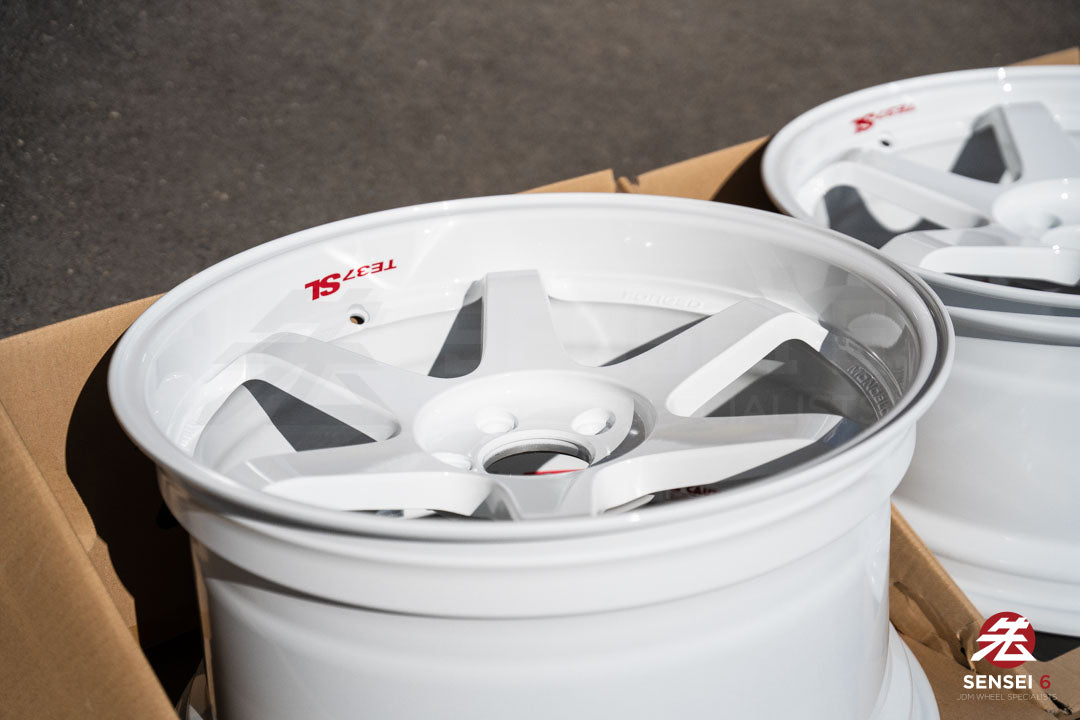 Volk TE37SL / 19x9.5 +22, 19x10.5 +35 / 5x112 / Dash White (DW)