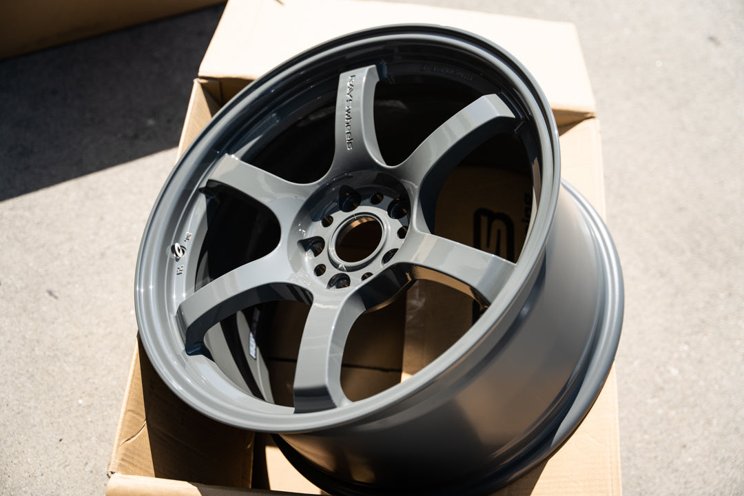 グラムライト 57DR / 18x9.5 +38 / 5x114.3 / アームズグレー