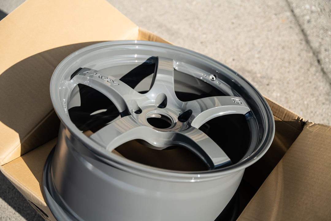 Gram Lights 57CR / 18x9.5 +38 / 5x114.3 / Arms Gray (AG)