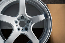 Load image into Gallery viewer, AME Tracer GTV / 18x10.5 +15 / 5x114.3 / Racing White