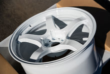 Load image into Gallery viewer, AME Tracer GTV / 18x10.5 +15 / 5x114.3 / Racing White