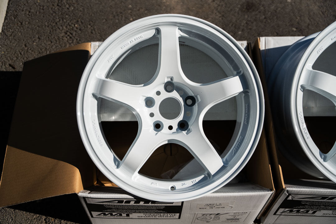 AME Tracer GTV / 17x9 +20 / 5x114.3 / Racing White (WH) – Sensei 6