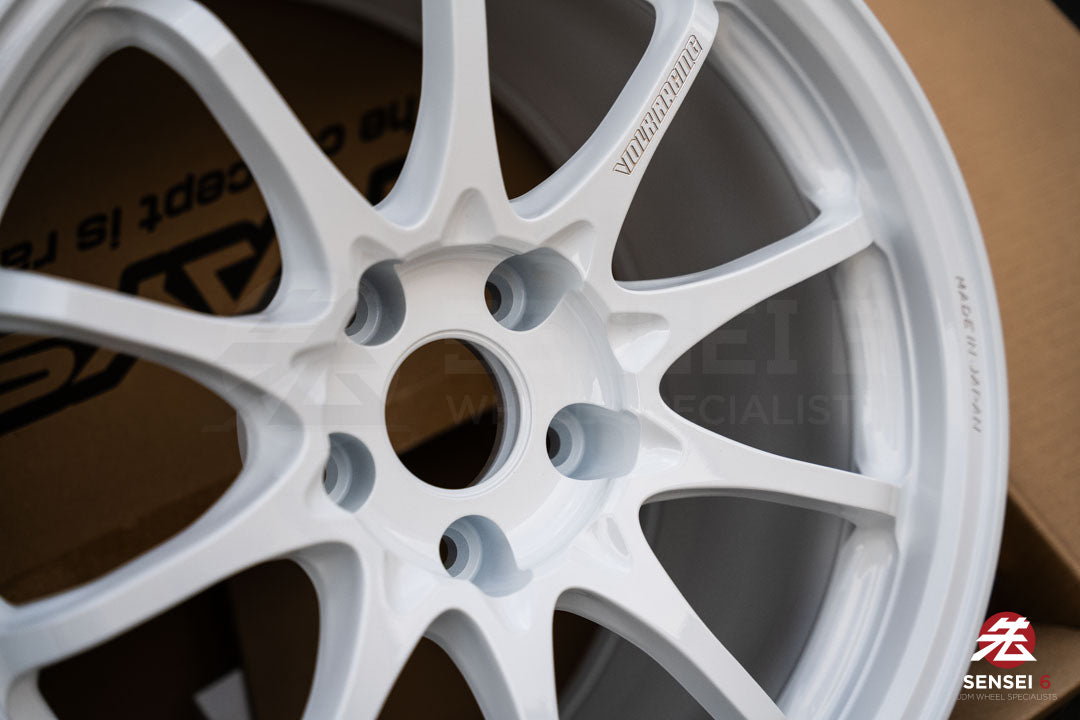 Volk CE28N-Plus / 17x10 +44 / 5x114.3 / Dash White (DW)