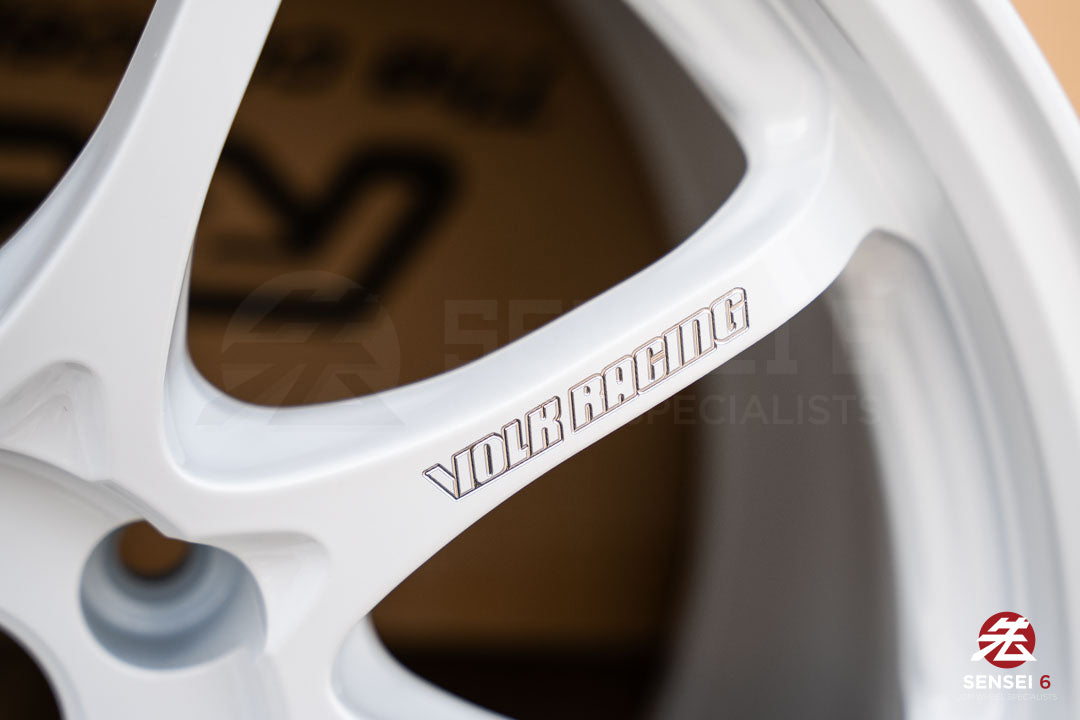 Volk CE28N-Plus / 17x10 +44 / 5x114.3 / Dash White (DW)