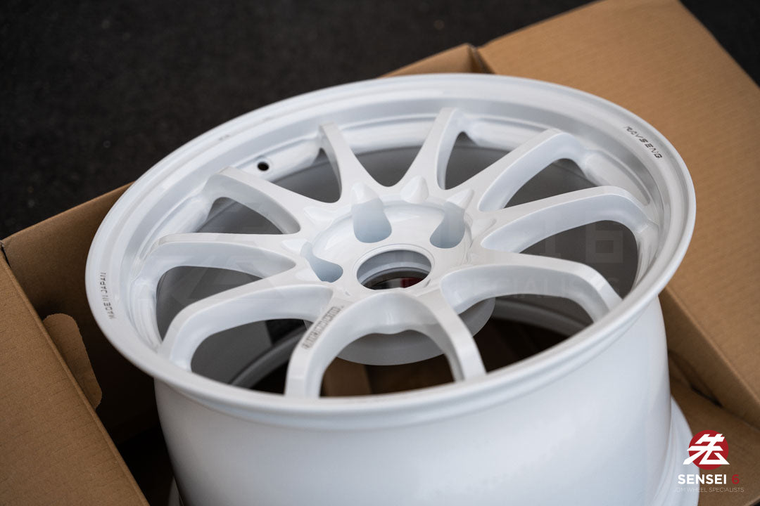 Volk CE28N-Plus / 17x10 +44 / 5x114.3 / Dash White (DW)