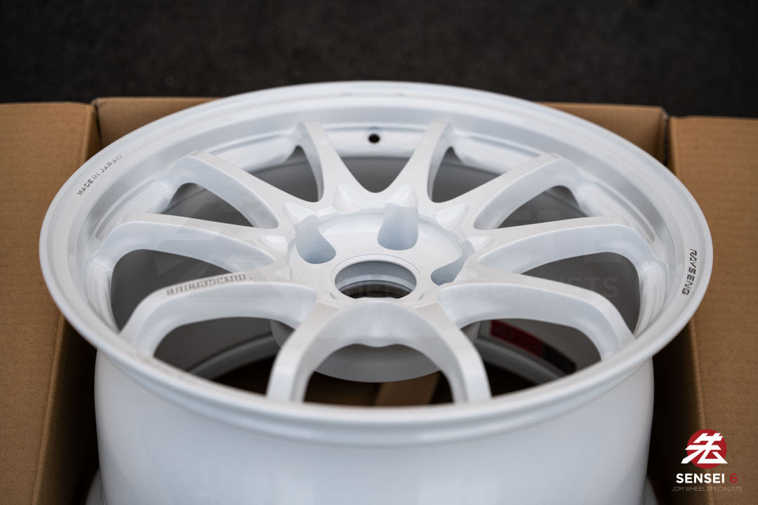 Volk CE28N-Plus / 17x10 +44 / 5x114.3 / Dash White (DW)