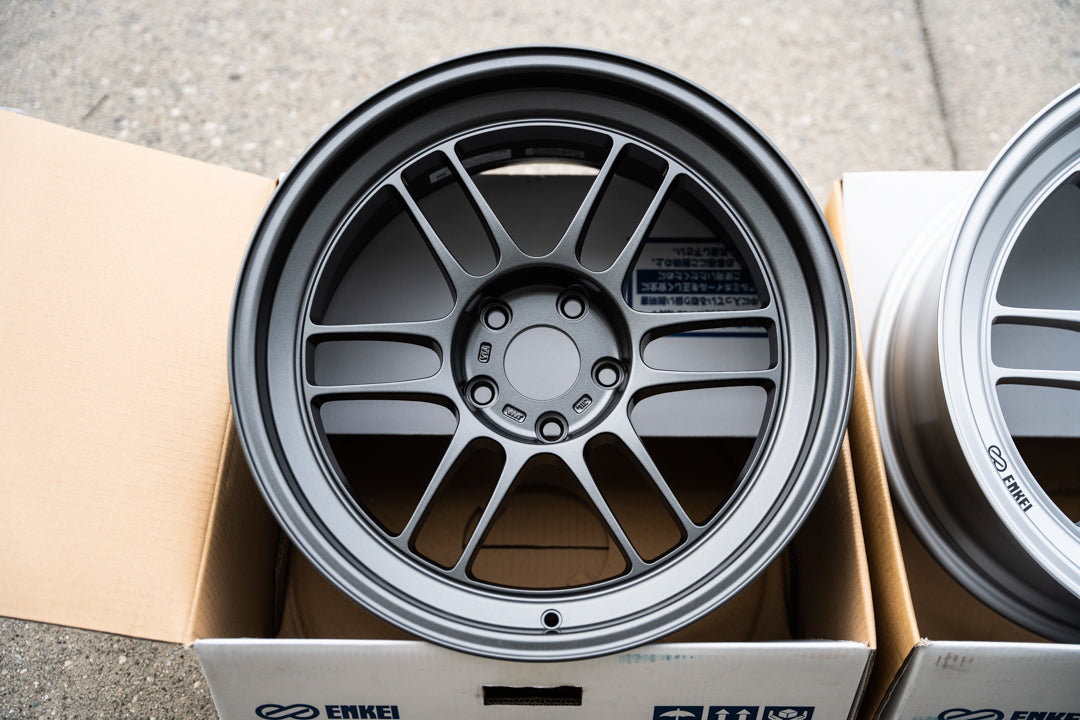 Enkei RPF1RS / 18x9.5 +12 / 5x114.3 / Gunmetalizado oscuro mate