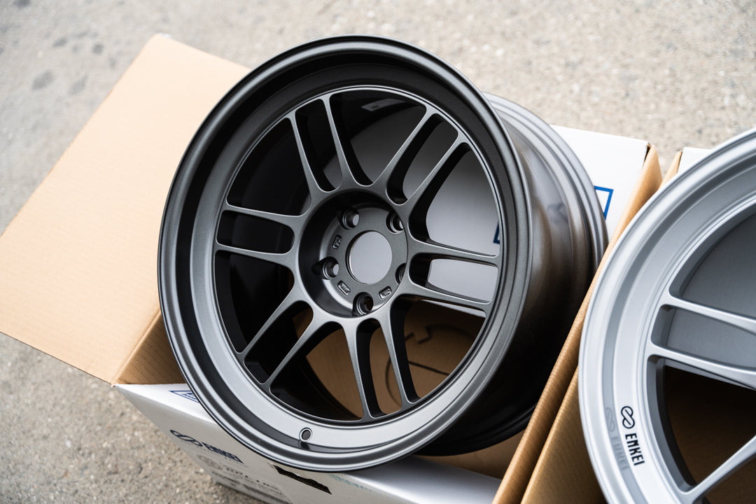 Enkei RPF1RS / 18x9.5 +12 / 5x114.3 / Gunmetalizado oscuro mate