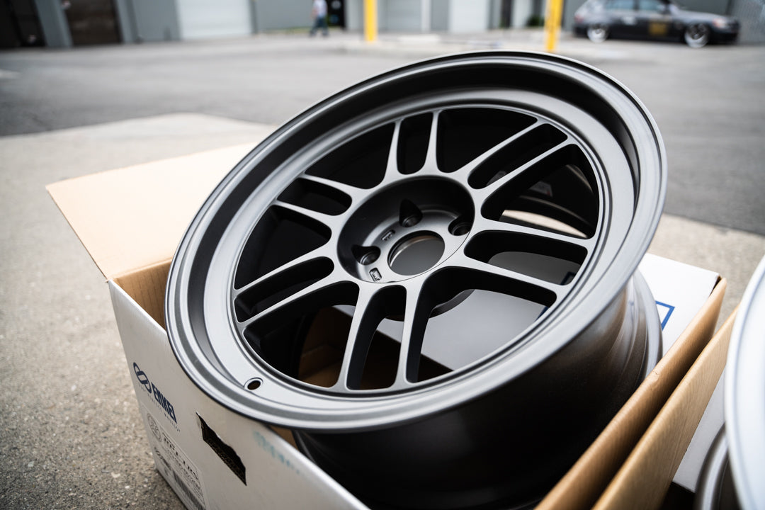 Enkei RPF1RS / 18x9.5 +12 / 5x114.3 / Gunmetalizado oscuro mate