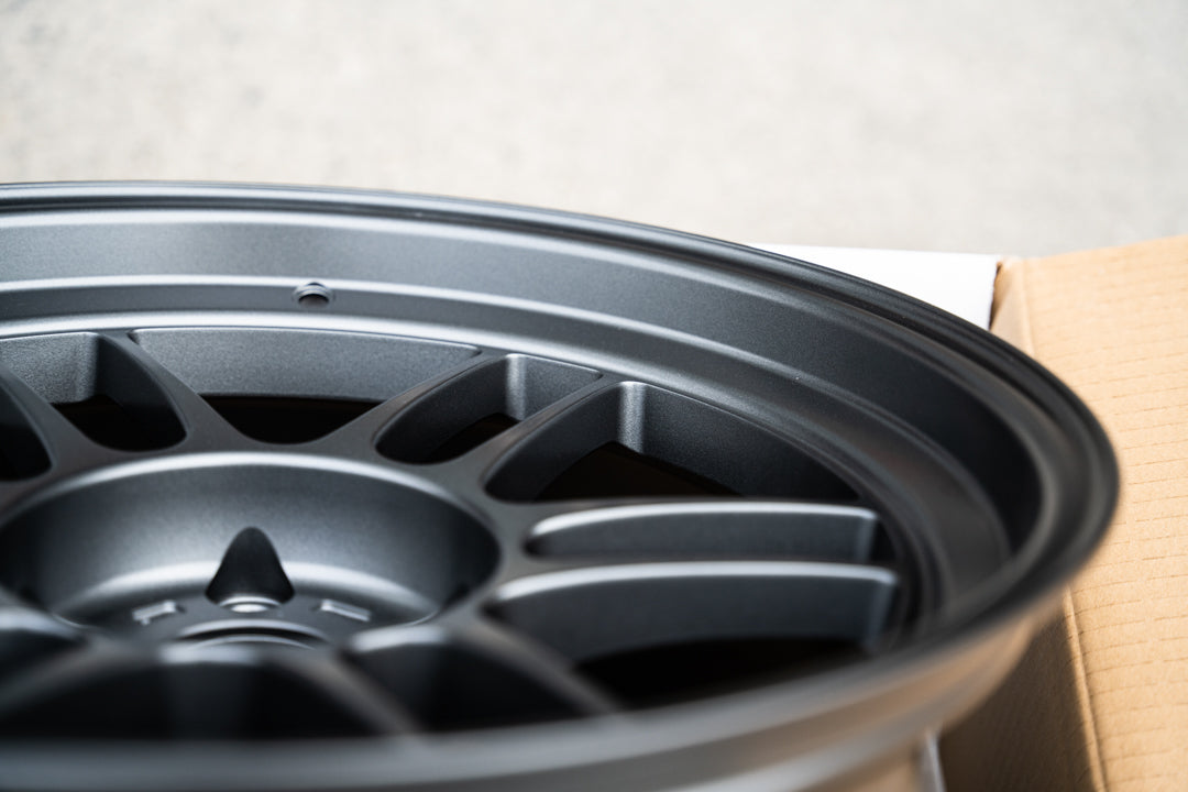 Enkei RPF1RS / 18x9.5 +12 / 5x114.3 / Gunmetalizado oscuro mate