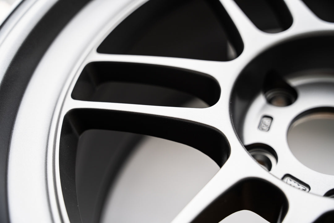 Enkei RPF1RS / 18x9.5 +12 / 5x114.3 / Gunmetalizado oscuro mate