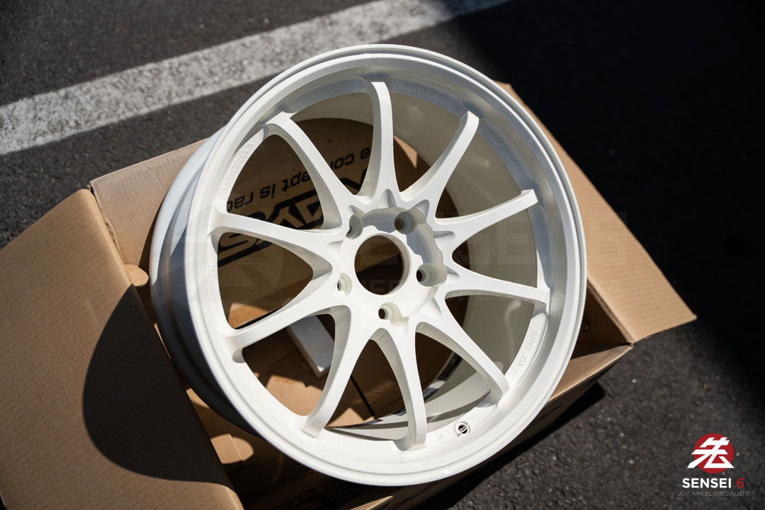 Volk CE28SL / 18x9.5 +35 / 5x120 / Champ White (TW)
