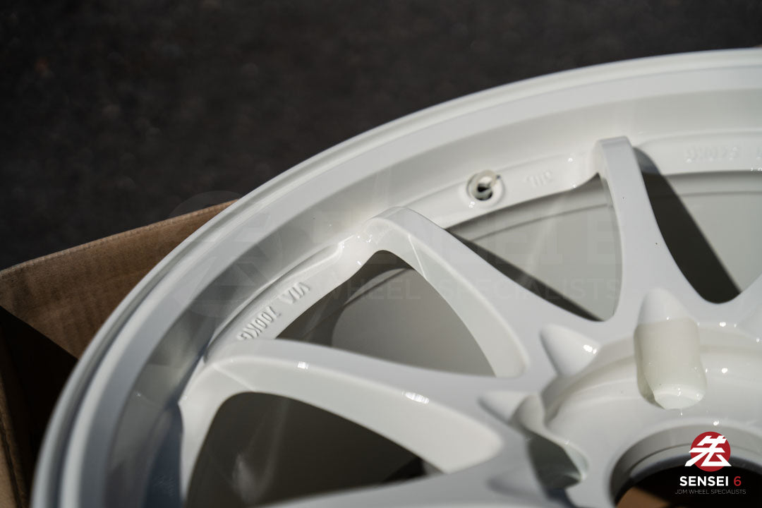 Volk CE28SL / 18x9.5 +35 / 5x120 / Champ White (TW)