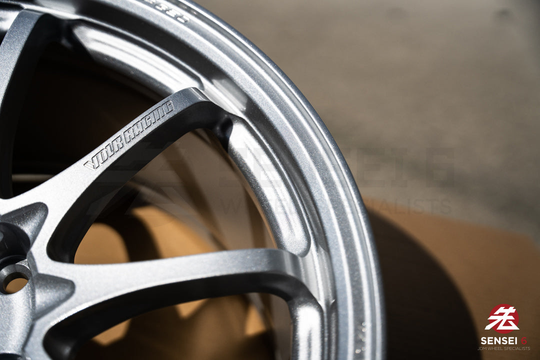 Volk CE28N-Plus / 18x9.5 +22 / 5x114.3 / Diamond Silver (DS)