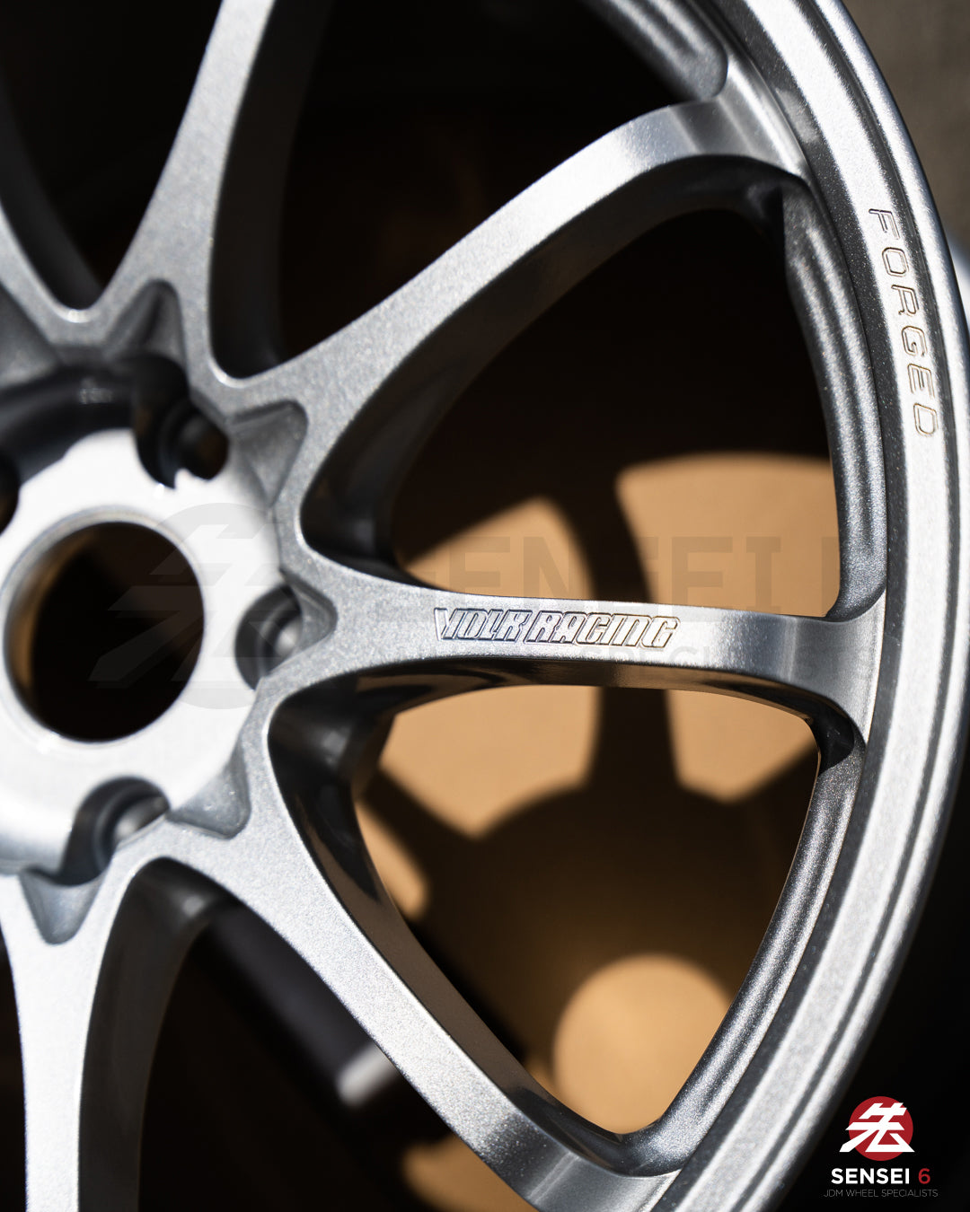Volk CE28N-Plus / 18x9.5 +22 / 5x114.3 / Diamond Silver (DS)