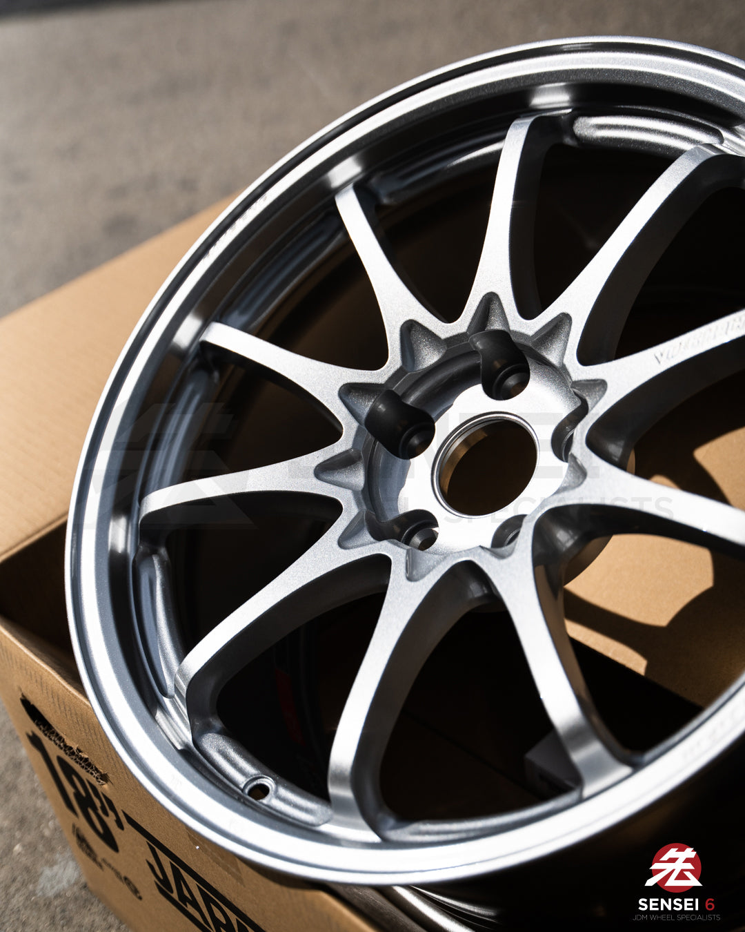 Volk CE28N-Plus / 18x9.5 +22 / 5x114.3 / Diamond Silver (DS)