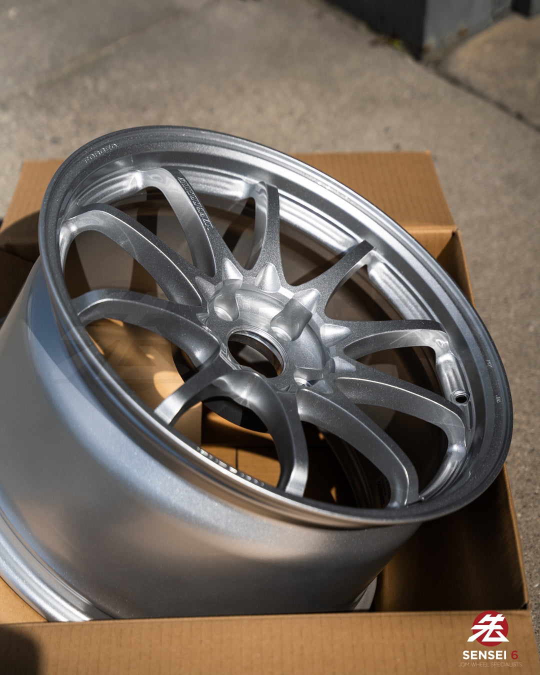 Volk CE28N-Plus / 18x9.5 +22 / 5x114.3 / Diamond Silver (DS)