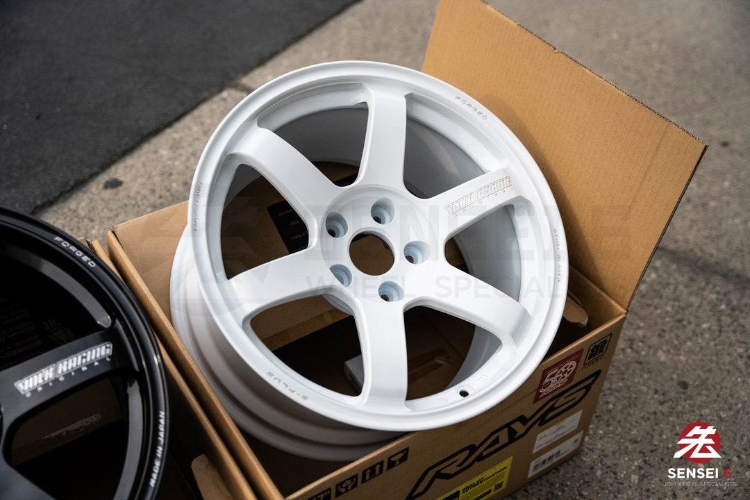 Volk TE37 Saga S-Plus / 17x9 +22 / 5x114.3 / Dash White (DW)