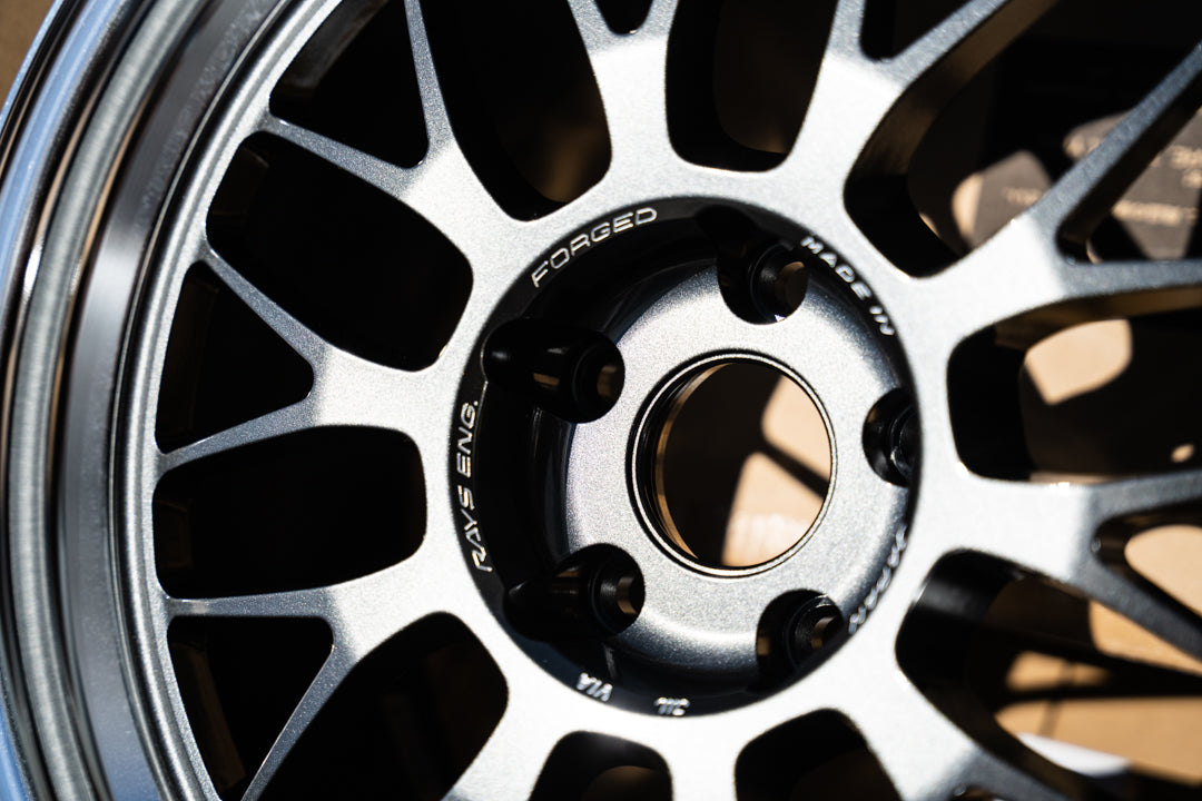 Volk 21A / 18x9.5 +30 / 5x114.3 / ダークガンメタルリム DC