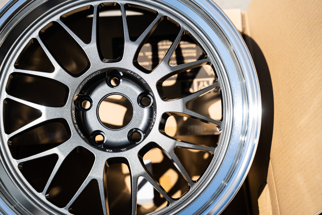 Volk 21A / 18x9.5 +30 / 5x114.3 / ダークガンメタルリム DC