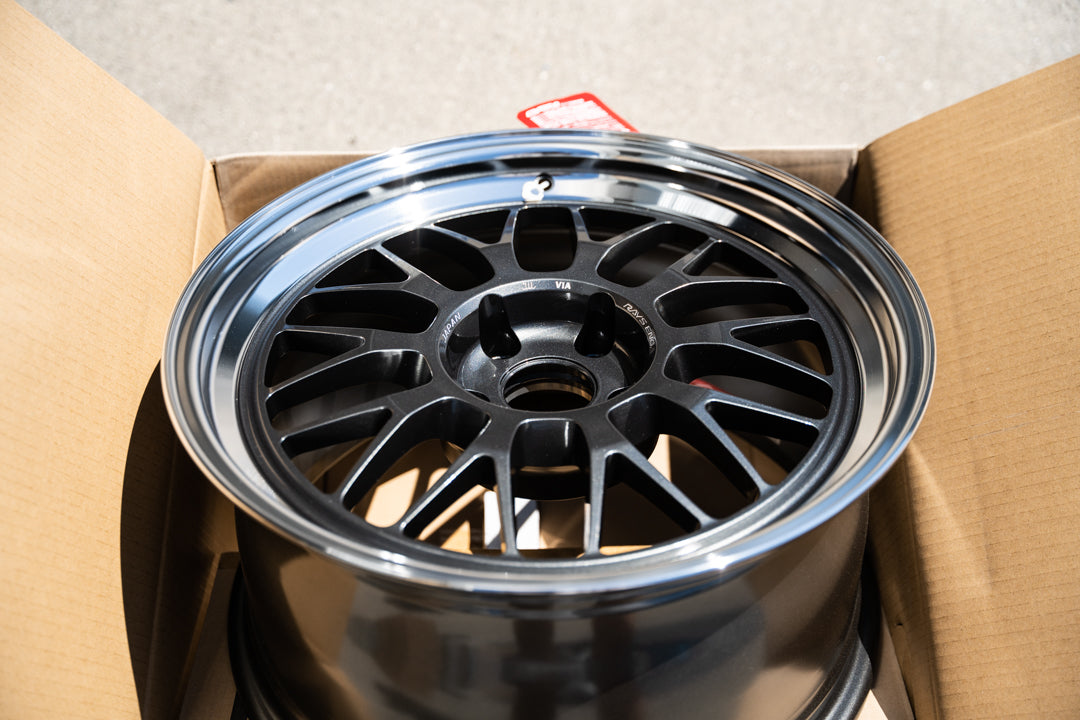 Volk 21A / 18x9.5 +30 / 5x114.3 / ダークガンメタルリム DC