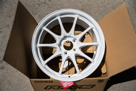 Volk CE28SL / 18x9.5 +35 / 5x114.3 / ダッシュホワイト