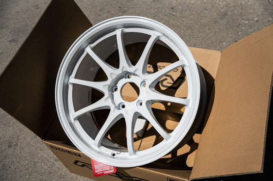 Volk CE28SL / 18x9.5 +35 / 5x114.3 / ダッシュホワイト