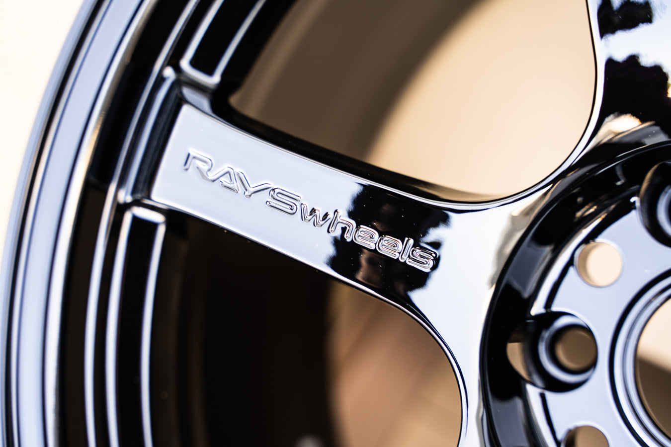 グラムライト 57DR / 18x9.5 +22 / 5x114.3 / グロッシーブラック