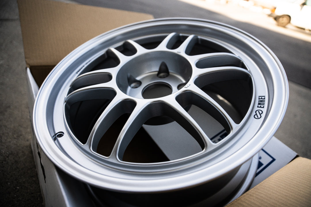 エンケイ RPF1 / 17x8 +35 / 5x114.3 / F1 シルバー