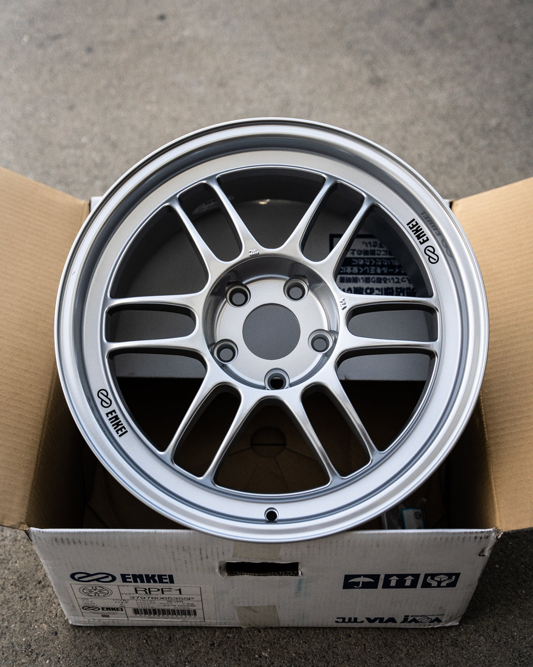 エンケイ RPF1 / 17x8 +35 / 5x114.3 / F1 シルバー