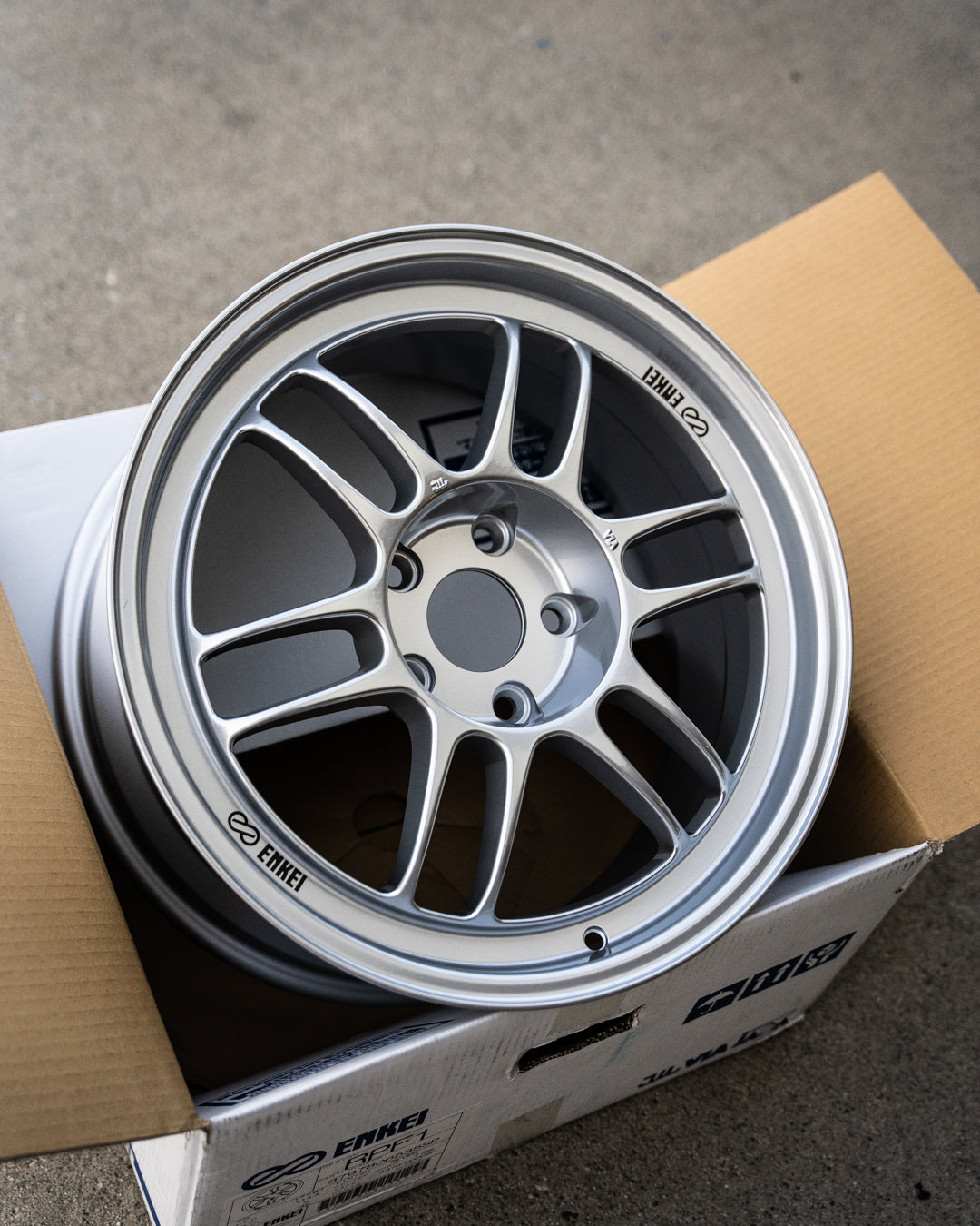 エンケイ RPF1 / 17x8 +35 / 5x114.3 / F1 シルバー