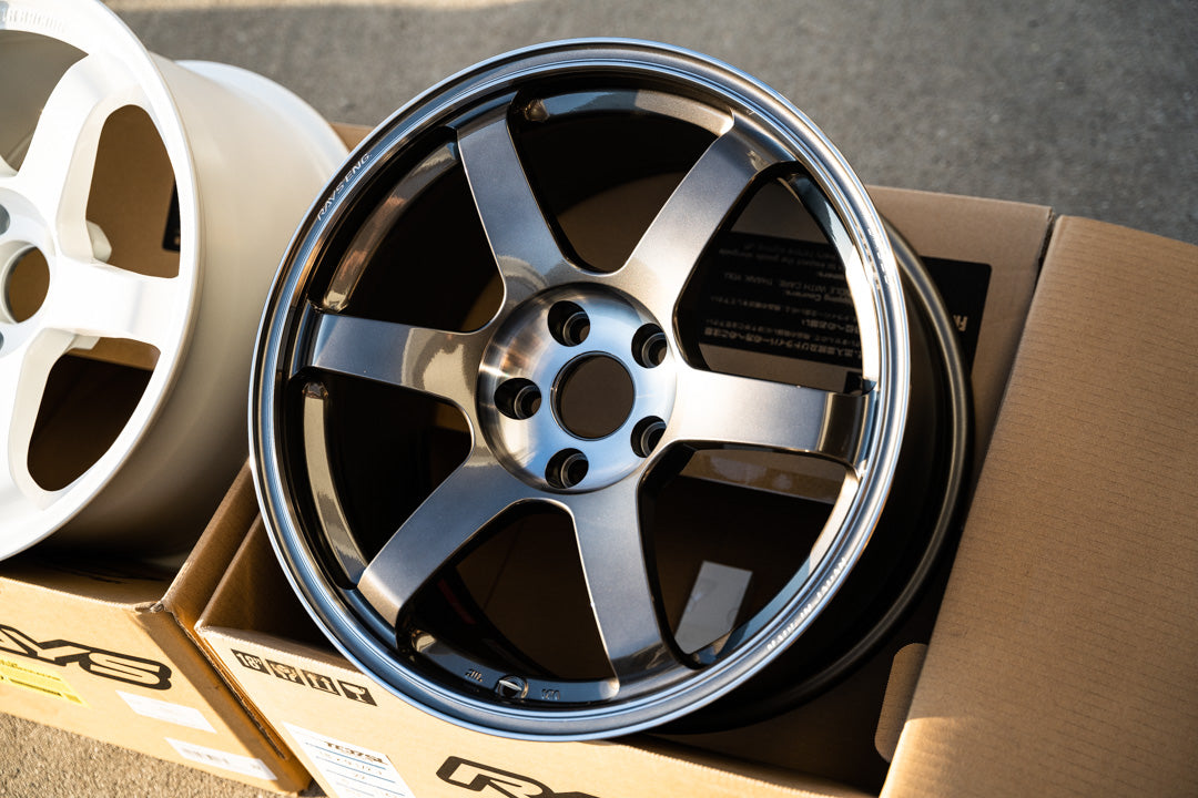 Volk TE37 Saga SL / 18x9.5 +22 / 5x114.3 / Pressed Graphite (PG)