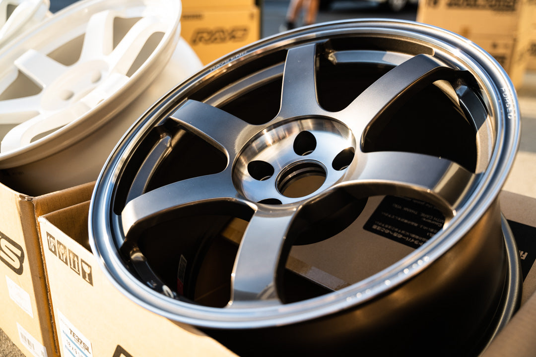 Volk TE37 Saga SL / 18x9.5 +22 / 5x114.3 / Pressed Graphite (PG)