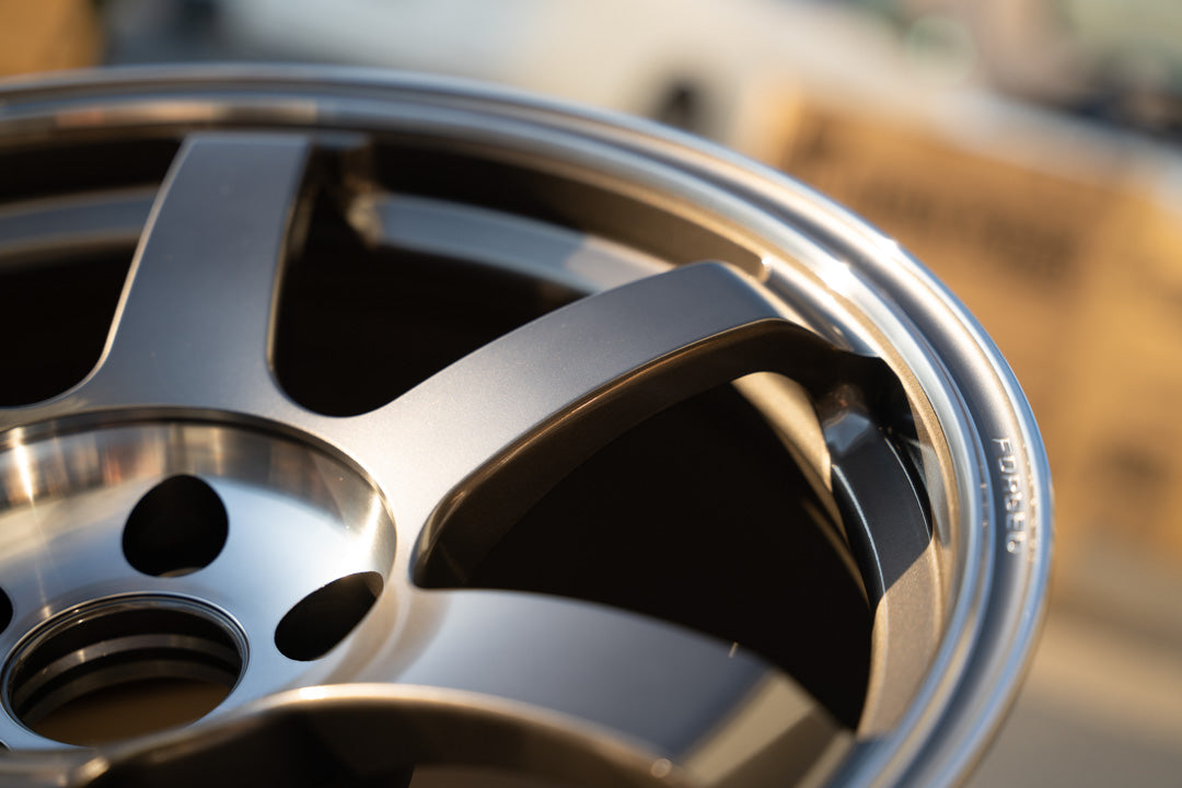 Volk TE37 Saga SL / 18x9.5 +22 / 5x114.3 / Pressed Graphite (PG)