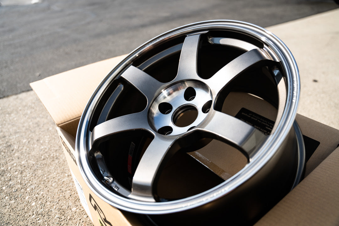 Volk TE37 Saga SL / 18x9.5 +22 / 5x114.3 / Pressed Graphite (PG)