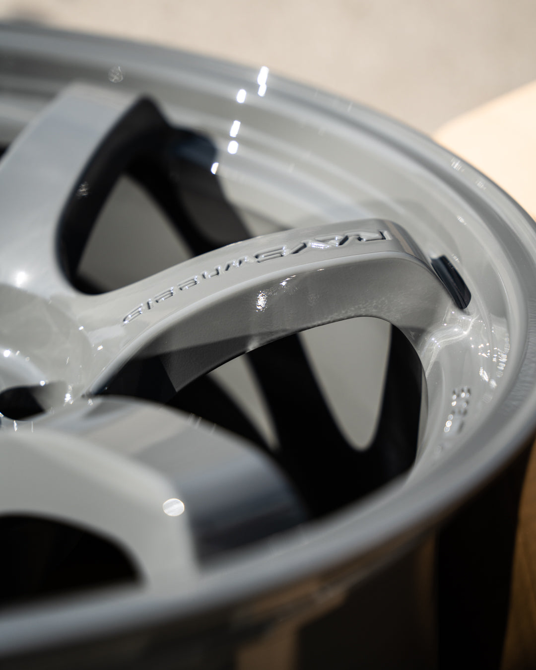 グラムライト 57DR / 18x9.5 +22 / 5x114.3 / アームズグレー