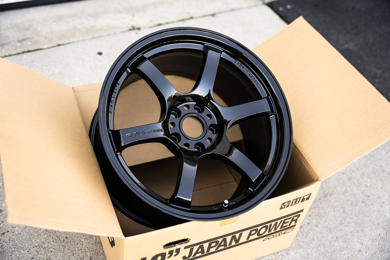 グラムライト 57DR / 18x9.5 +38 / 5x114.3 / グロッシーブラック