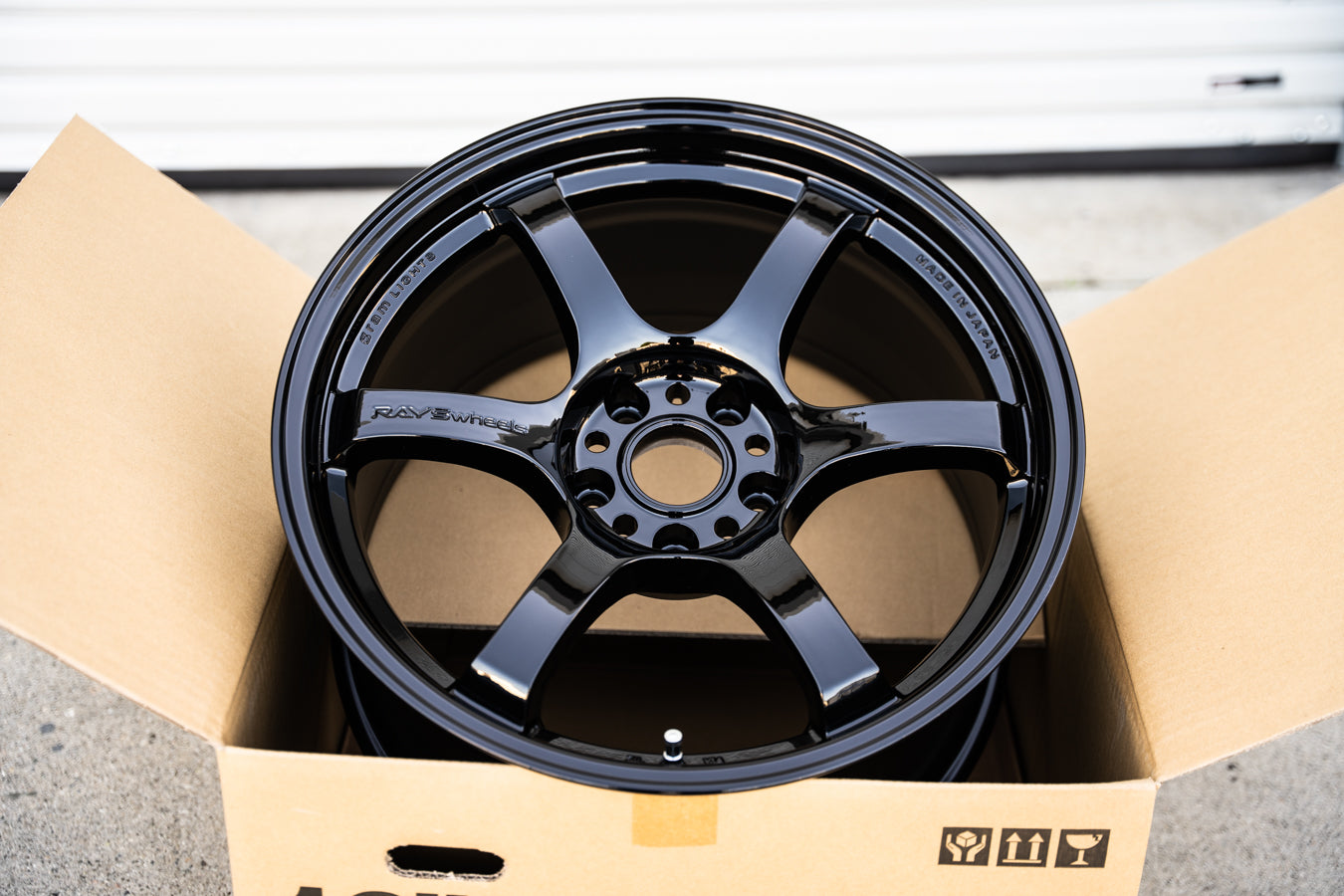 グラムライト 57DR / 18x9.5 +38 / 5x114.3 / グロッシーブラック