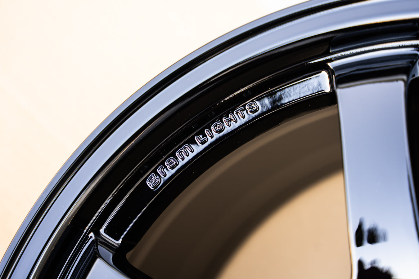 グラムライト 57DR / 18x9.5 +38 / 5x114.3 / グロッシーブラック