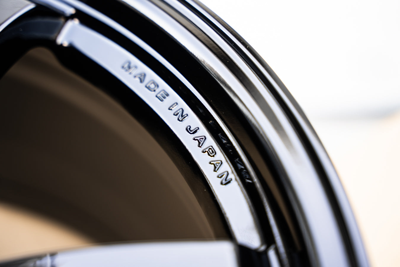 グラムライト 57DR / 18x9.5 +38 / 5x114.3 / グロッシーブラック