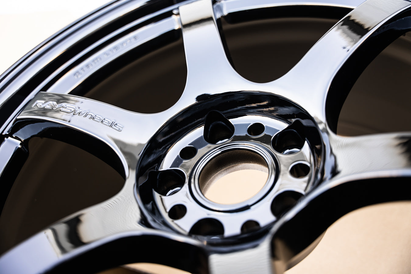 グラムライト 57DR / 18x9.5 +38 / 5x114.3 / グロッシーブラック