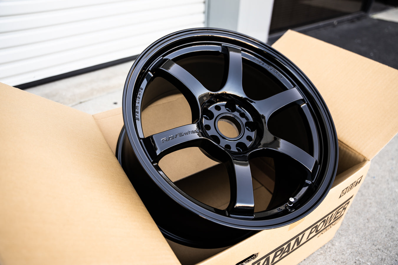 グラムライト 57DR / 18x9.5 +38 / 5x114.3 / グロッシーブラック